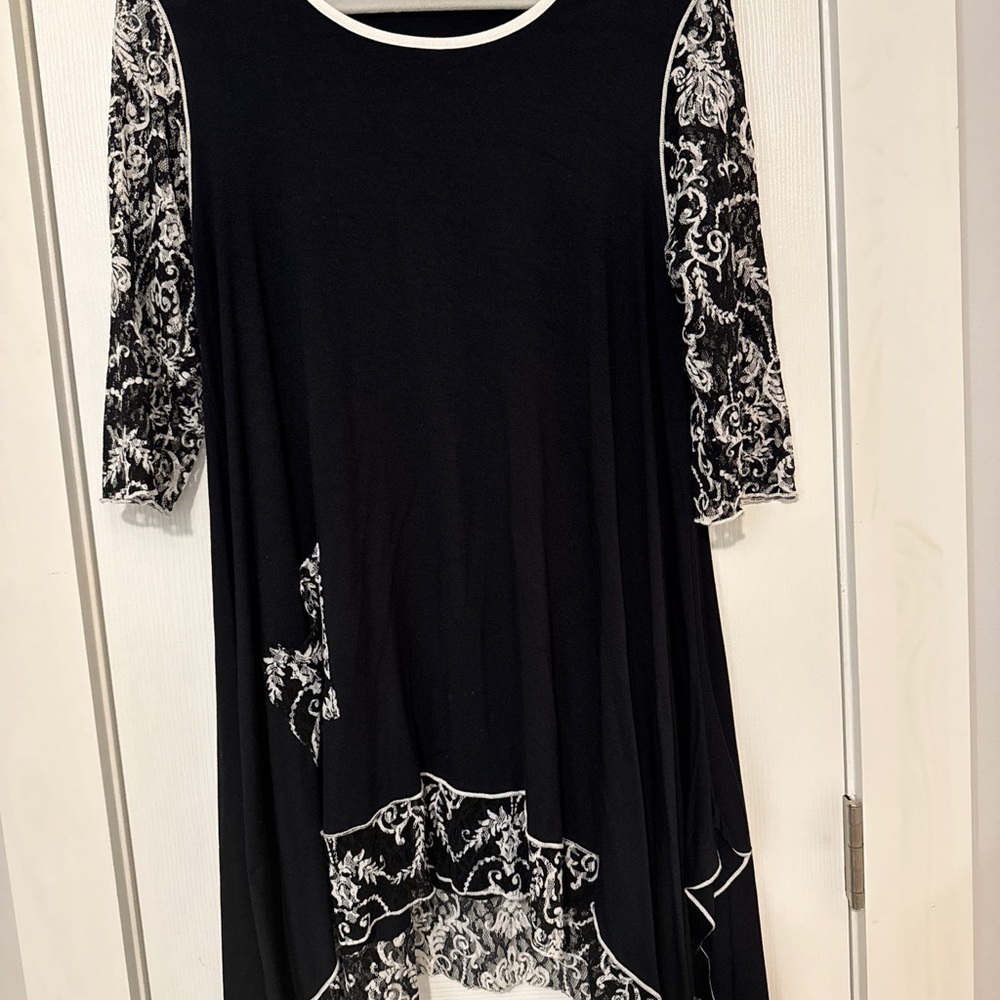 Black and White Patterned Tunic